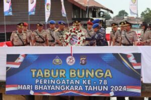 Kenang Jasa Pahlawan, Polda Kalteng Upacara Tabur Bunga Peringatan HUT Bhayangkara ke-78 di Dermaga Flamboyan Palangka Raya