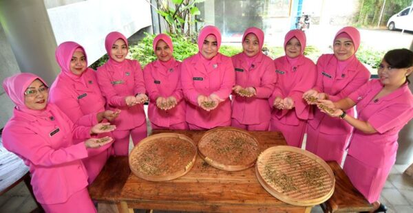 Keseruan Ibu Bhayangkari Jajaran Polresta Banyuwangi Belajar Sangrai Kopi Di