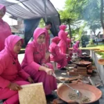 Keseruan Ibu Ibu Bhayangkari Jajaran Polresta Banyuwangi Belajar Sangrai Kopi Di