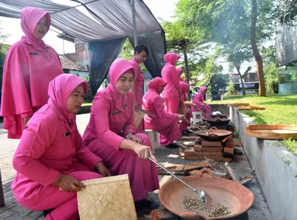 Keseruan Ibu Ibu Bhayangkari Jajaran Polresta Banyuwangi Belajar Sangrai Kopi Di