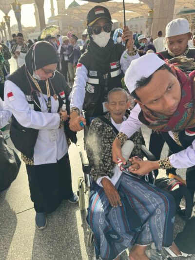 Kisah Polwan Bantu Jemaah Haji Saat Cuaca Panas Di Arab