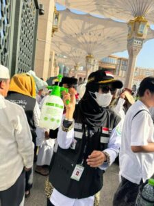 Kisah Polwan Membantu Jemaah Haji saat Cuaca Panas di Arab Saudi