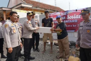 Korban Kebakaran Terima dari Bantuan Polres Batang