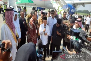 Kunjungan Kerja ke Bandara Adi Soemarmo Boyolali, Wapres lepas calon haji Kloter 70