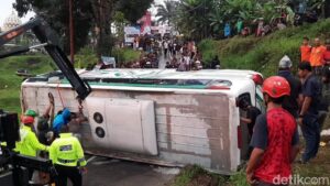 Sebuah Bus Rombongan dari Sleman Terguling di Ngargoyoso Karanganyar