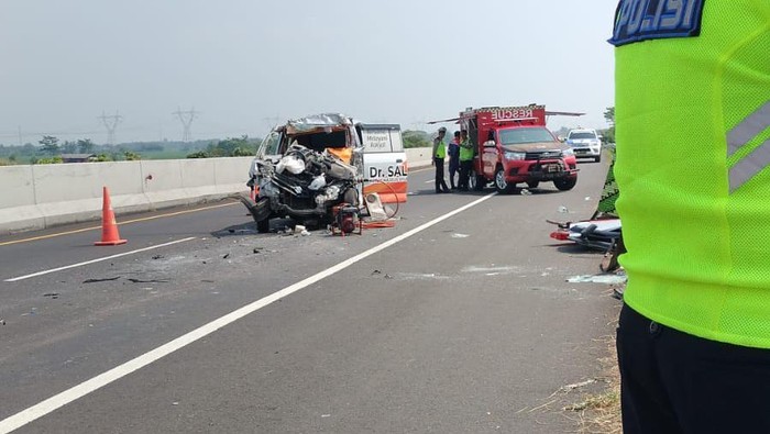 Laka Di Tol Pemalang Batang, Ambulans Pembawa Jenazah Tabrak Truk Tewaskan