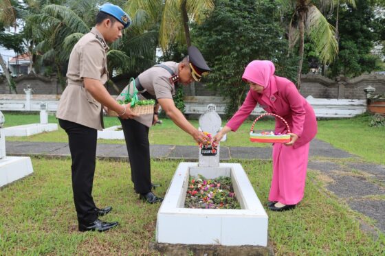 Laksanakan Ziarah Dan Tabur Bunga, Kapolres Jembrana Sambut Hut Ke 78