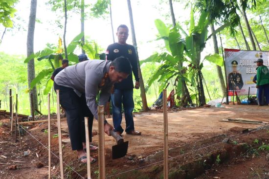 Langsung Perintahkan Bedah Rumah Mak Sombret, Kapolda Jateng Peduli Mak