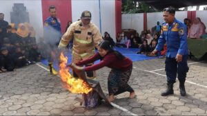 Puluhan Ibu Rumah Tangga di Banyuwangi Latihan Mitigasi Kebakaran