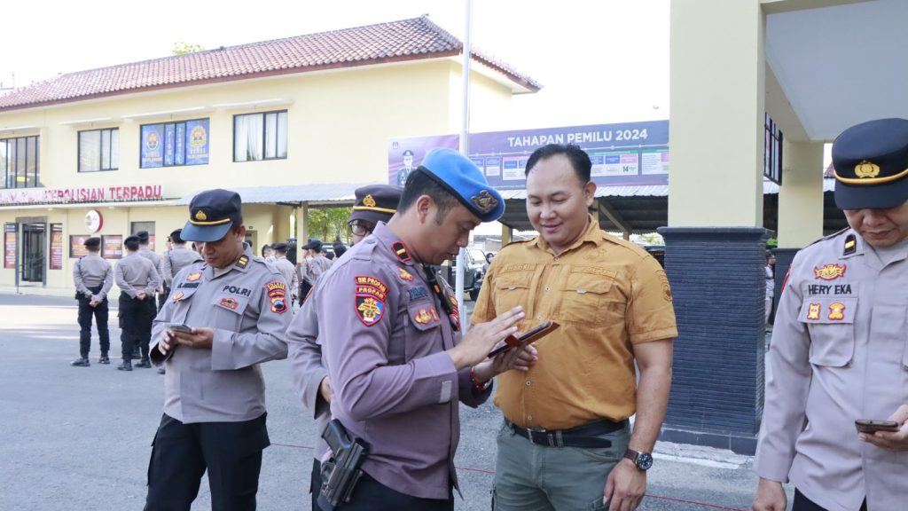 Marak Terjadi Judi Online, Si Propam Polres Rembang Sidak Hp