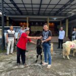 Masyarakat Pakel Terima Hewan Kurban Kambing Dari Polresta Banyuwangi