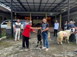 Polresta Banyuwangi Salurkan Hewan Kurban Kambing ke Warga Pakel