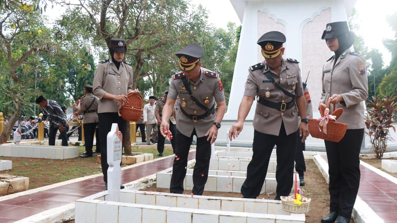 Memperingati Hari Bhayangkara Ke 78, Polres Batang Ziarah Ke Makam Pahlawan