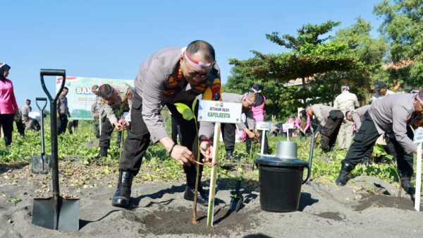 Menjelang Hari Bhayangkara Ke 78, Polresta Banyuwangi Bakti Sosial Penanaman Pohon