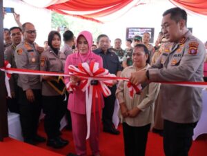 Menyambut Hari Bhayangkara Ke-78, Polda Kalteng Bersama Polres Jajaran Bedah Rumah Warga