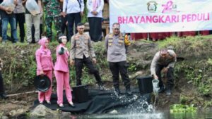 Kapolresta Banyuwangi Tabur Ribuan Benih Ikan di Srono dalam Menyambut Hari Bhayangkara Ke-78