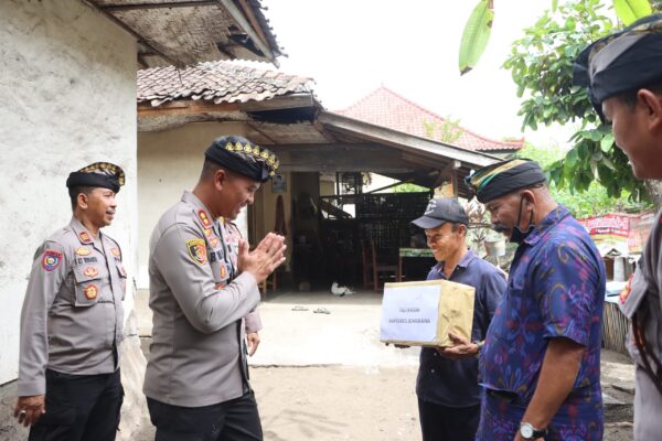 Minggu Kasih, Kapolres Jembrana Bagikan Sembako Bagi Warga Yang Membutuhkan