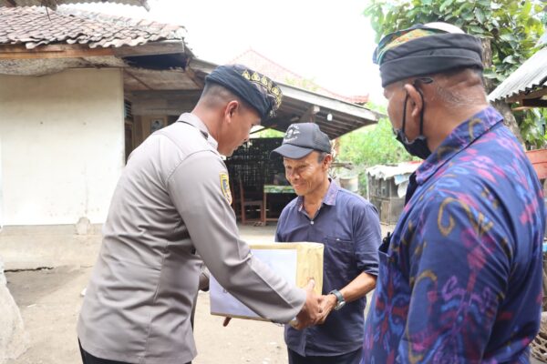 Minggu Kasih, Kapolres Jembrana Bagikan Sembako Untuk Warga Yang Membutuhkan