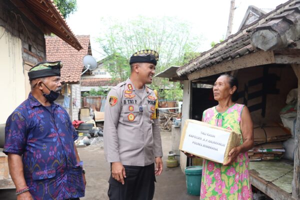 Minggu Kasih, Kapolres Jembrana Berbagi Dengan Masyarakat Di Kelurahan Gilimanuk