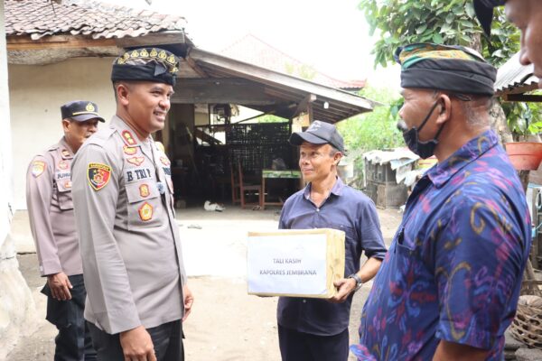 Minggu Kasih, Kapolres Jembrana Berbagi Dengan Warga Yang Membutuhkan Di