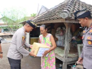 Minggu Kasih, Kapolres Jembrana Beri Sembako Bagi Warga Yang Membutuhkan di Kelurahan Gilimanuk