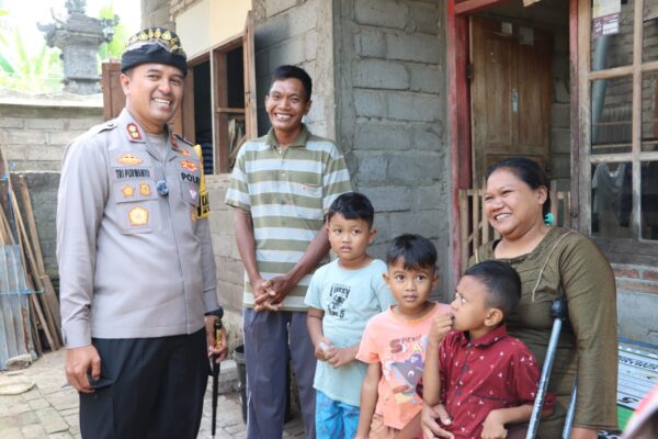 Minggu Kasih, Kapolres Jembrana Beri Sembako Pada Masyarakat Disabilitas