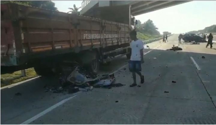 Mobil Seruduk Truk Di Tol Batang Semarang, Polisi Ungkap Pemicunya