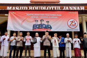 Momentum Idul Adha, Polresta Banyuwangi Serahkan Puluhan Hewan Kurban