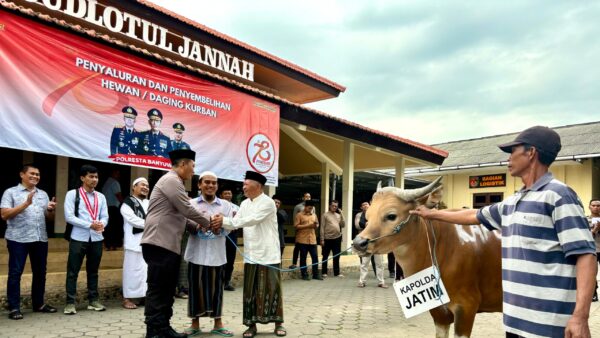 Momentum Idul Adha, Kapolresta Banyuwangi Serahkan Puluhan Hewan Kurban