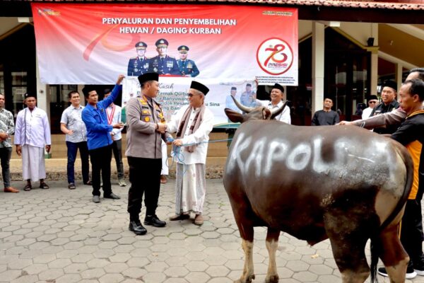 Momentum Idul Adha, Polresta Banyuwangi Menyerahkan Puluhan Hewan Kurban