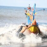 Nelayan Mengalami Laka Laut Di Pantai Cemara Banyuwangi, Petugas Lakukan