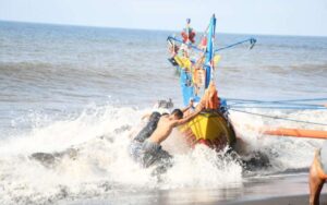 Nelayan Mengalami Laka Laut di Pantai Cemara Banyuwangi, Petugas Lakukan Evakuasi