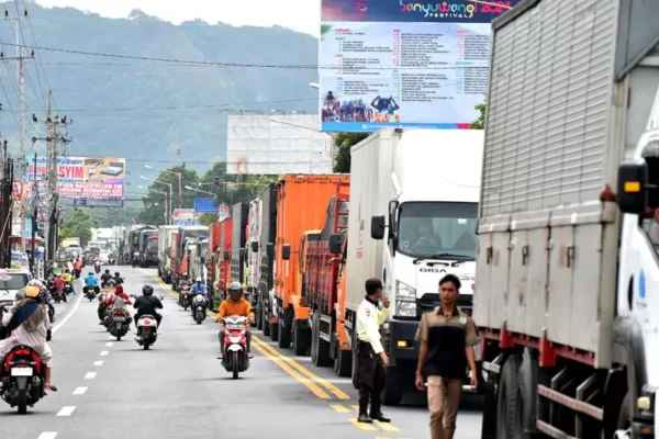 Ombak Tinggi Di Pelabuhan Ketapang Bikin Kendaraan Mengular Hingga 3