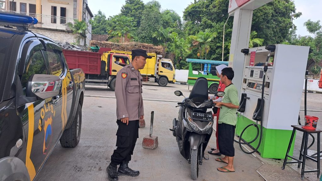 Patroli Siang Polsek Sedan Di Spbu Karas, Cek Stok Bbm