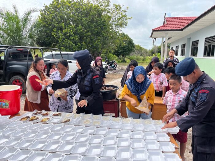 Peduli Dunia Pendidikan, Brimob Kalteng Dirikan Dapur Lapangan Di Sekolah.