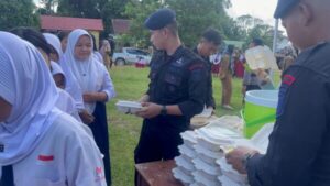 Peduli Dunia Pendidikan, Brimob Kalteng Dirikan Dapur Lapangan Di Sekolahan