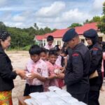 Peduli Dunia Pendidikan, Brimob Kalteng Mendirikan Dapur Lapangan Di Sekolah.