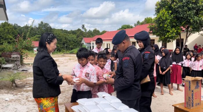 Peduli Dunia Pendidikan, Brimob Kalteng Mendirikan Dapur Lapangan Di Sekolah.