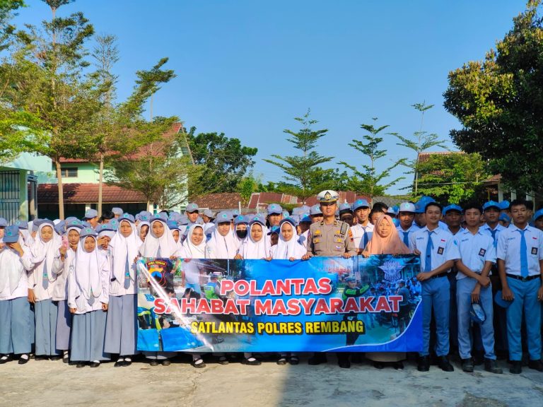 Peduli Keselamatan, Pagi Ini Kasatlantas Bersama KBO dan Para Kanit Jadi Irup Di Sekolah-sekolah Himbau Keselamatan Berlalu-lintas