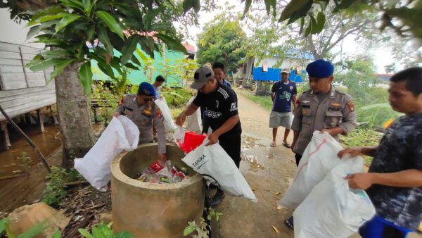 Peduli Lingkungan, Ditpolairud Polda Kalteng Bersama Masyarakat Kumpulkan 7 Karung