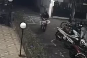 Pelaku Maling Motor di Jalan Cepolo Rejo Karangayu Semarang Terekam CCTV