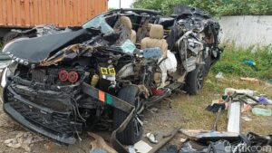 Penampakan Ngeri Mobil Pajero yang Tabrak Truk di Tol Semarang-Batang