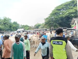 Pengamanan Polsek Kragan Rembang di Pasar Hewan Kragan Antisipasi Tindakan Kriminal