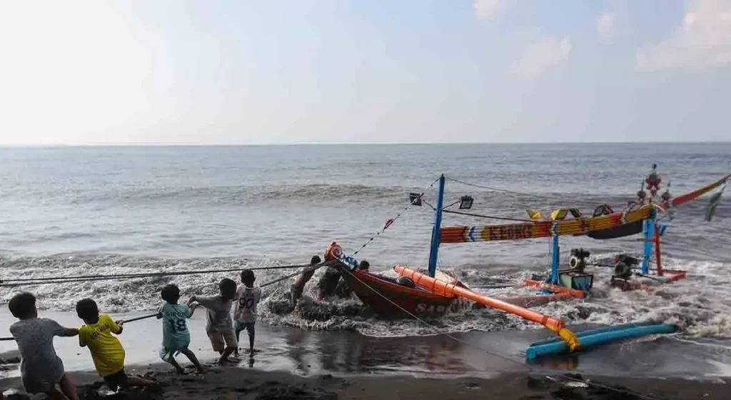 Perahu Karam Terhantam Ombak di Pantai Cemara Banyuwangi Dievakuasi