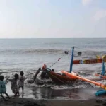 Perahu Karam Terhantam Ombak Di Pantai Cemara Banyuwangi Dievakuasi