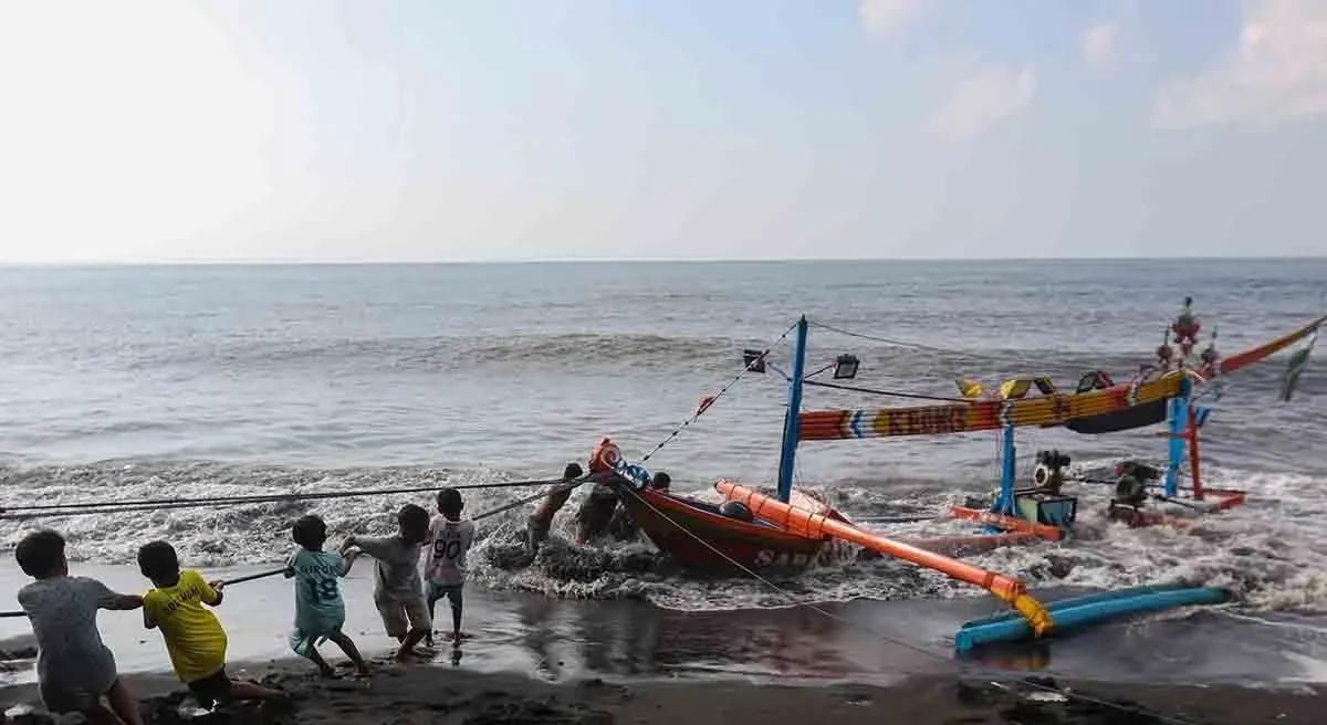 Perahu Karam Terhantam Ombak Di Pantai Cemara Banyuwangi Dievakuasi