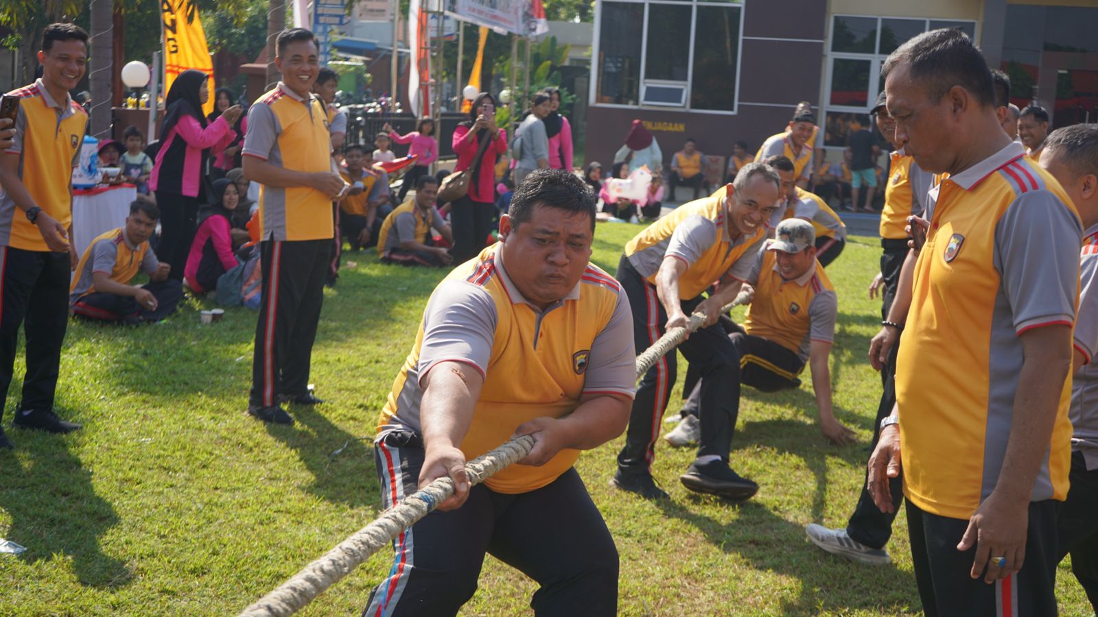 Perlombaan Tradisional Meriahkan Hari Bhayangkara Ke 78 Di Batang