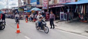 Personel Polres Humbahas beri Pengaturan Lalu lintas Di Pasar Tradisional Lintongnihuta