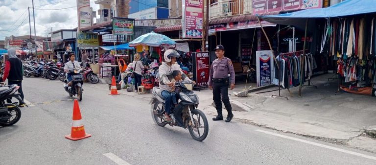 Personel Polres Humbahas Beri Pengaturan Lalu Lintas Di Pasar Tradisional