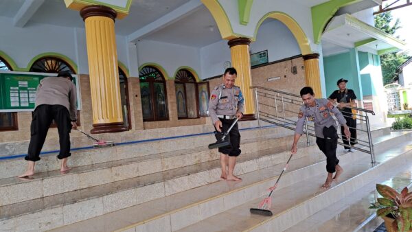 Personil Polsek Kabat Banyuwangi Gelar Bakti Religi Di Masjid Jelang